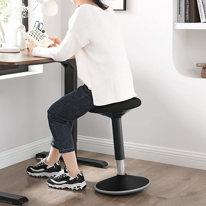 Tabouret assis debout